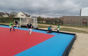 Premier tournoi de hockey five.